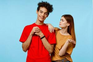 alegre jovem casal dentro colorida Camisetas juventude estilo cortada Visão foto