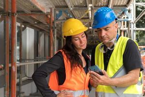 dois trabalhadores da construção foto