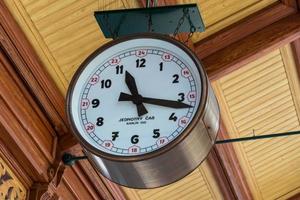 relógio pendurado na estação ferroviária praga Masaryk foto