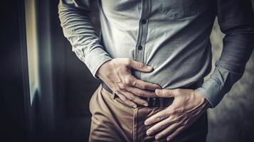 homem segurando dele dolorido estômago. gerado ai. foto