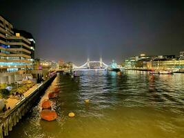 Londres dentro a Reino Unido dentro dezembro 2022. uma Visão do Londres às noite foto