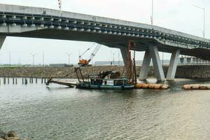 a estrutura de concreto da ponte é muito resistente e se cruza com outras estruturas rodoviárias. foto