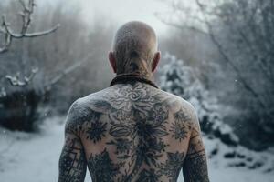 islandês homem com dele costas coberto dentro tatuagens lado de fora dentro congeladas inverno. ai gerado foto