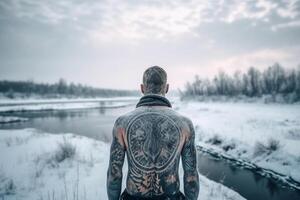 islandês homem com dele costas coberto dentro tatuagens lado de fora dentro congeladas inverno. ai gerado foto