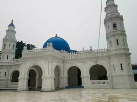 ipoh, Malásia dentro novembro 2019. panglima kinta mesquita, uma branco mesquita com uma azul cúpula. foto
