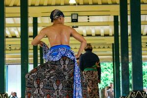 Yogyakarta, Indonésia em Outubro 2022. abdi Dalem mataya, cortesãos do a yogyakarta Palácio quem estão dançarinos. t foto