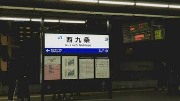 osaka, Japão dentro abril 2019. tabuleta do nishikujo estação com kanji e katakana escrita. foto