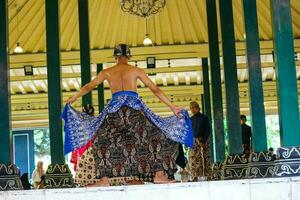 Yogyakarta, Indonésia em Outubro 2022. abdi Dalem mataya, cortesãos do a yogyakarta Palácio quem estão dançarinos. t foto