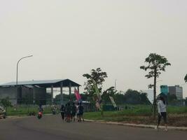 bekasi, Indonésia dentro marcha 2019. alguns pessoas estão fazendo corrida e caminhando Esportes Atividades dentro a Bekasi central o negócio distrito área que é ainda debaixo construção. foto