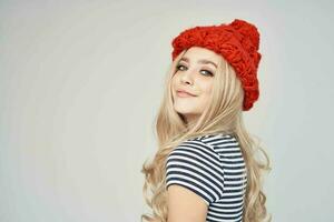 bonita mulher dentro elegante roupas vermelho chapéu posando estúdio foto