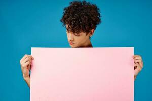 cara com encaracolado cabelo Rosa poster cópia de espaço publicidade foto