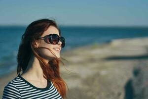 alegre bonita mulher ao ar livre fresco ar viagem relaxar foto