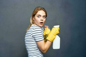 limpeza senhora dentro amarelo borracha luvas detergentes casa Cuidado cinzento fundo foto