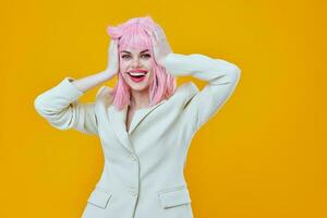 alegre mulher em amarelo fundo com Rosa cabelo glamour foto