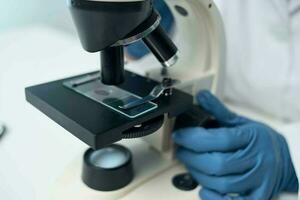 mulher dentro branco casaco microscópio biotecnologia Ciência pesquisa foto