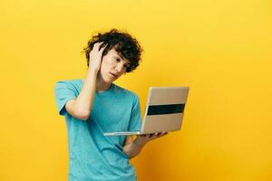 homem dentro azul Camisetas com computador portátil Internet estilo de vida tecnologia foto