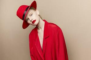 bonita mulher dentro uma vermelho chapéu e Jaqueta Maquiagem estúdio modelo inalterado foto