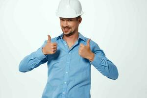 trabalhador masculino engenheiro construção branco capacete foto