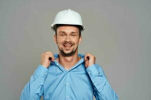 alegre masculino engenheiro dentro branco construção capacete profissional trabalhando foto