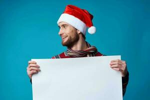 bonito homem dentro uma Natal branco brincar poster estúdio posando foto