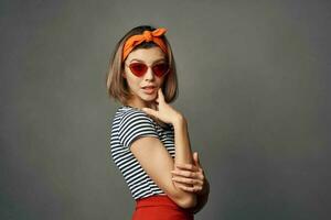 bonita mulher dentro listrado camiseta vermelho saia posando moda verão estilo foto