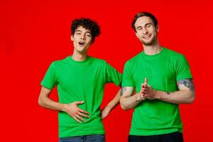 dois amigos verde Camisetas emoções comunicação alegria foto