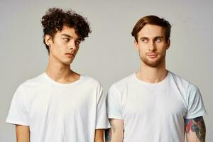 dois amigos dentro branco Camisetas Diversão emoções isolado fundo foto