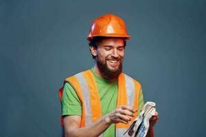 barbudo homem dentro construção uniforme Difícil trabalhos segurança profissão foto