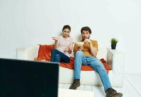 homem e mulher em sofá com flor quarto interior e televisão tela foto