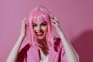 positivo jovem mulher moderno estilo Rosa cabelo vermelho lábios moda cor fundo inalterado foto