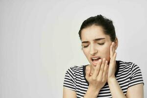 mulher segurando em para face dor de dente saúde Cuidado luz fundo foto