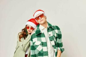 moda jovem casal dentro oculos de sol abraços feriado Natal foto