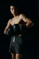 masculino atleta boxe luvas em Preto fundo exercite-se cortada Visão foto