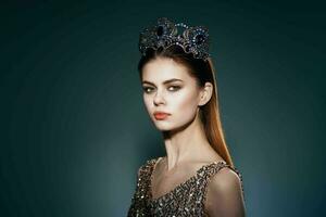 bonita mulher com coroa em dela cabeça Princesa glamour decoração modelo foto