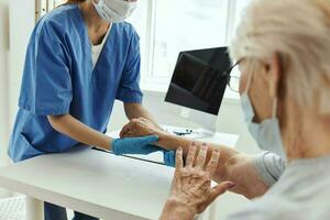 fêmea médico paciente exame saúde Cuidado foto