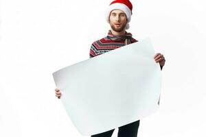 bonito homem dentro uma Natal chapéu com branco brincar poster Natal luz fundo foto