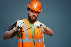 uma homem dentro uma trabalhando uniforme construção segurança profissionais foto