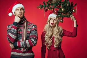 homem e mulher dentro feriado Natal Diversão decoração brinquedos foto