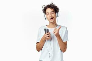 cara com encaracolado cabelo e fones de ouvido branco camiseta luz fundo fechar-se cortada foto