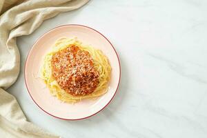 espaguete de porco à bolonhesa com queijo parmesão foto