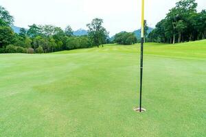 verde com bunkers de areia no campo de golfe foto