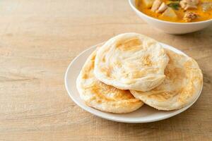 sopa de frango ao curry com roti foto