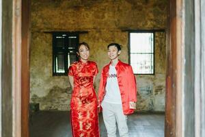 feliz jovem casal asiático em vestidos tradicionais chineses foto