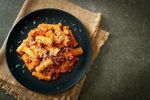 rigatoni macarrão à bolonhesa com queijo foto