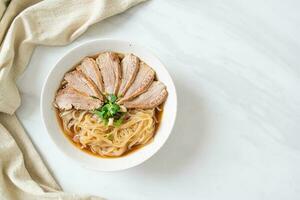 macarrão de pato com sopa de pato estufado foto