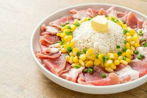 carne de porco fresca crua fatiada com arroz e milho na chapa e pronta para cozinhar foto