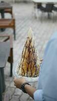 gelo creme dentro uma waffle cone em uma mesa dentro uma cafeteria foto