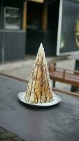 gelo creme dentro uma waffle cone em uma mesa dentro uma cafeteria foto