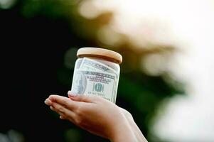 dólar contas dentro vidro garrafas salvando dinheiro dentro uma vidro jarra, ganhos, renda, despesas, lucros, financeiro sucesso financeiro segurança foto