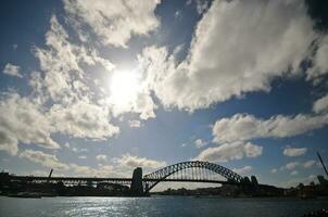 Sydney Porto ponte dentro ensolarado dia e cloudscape foto